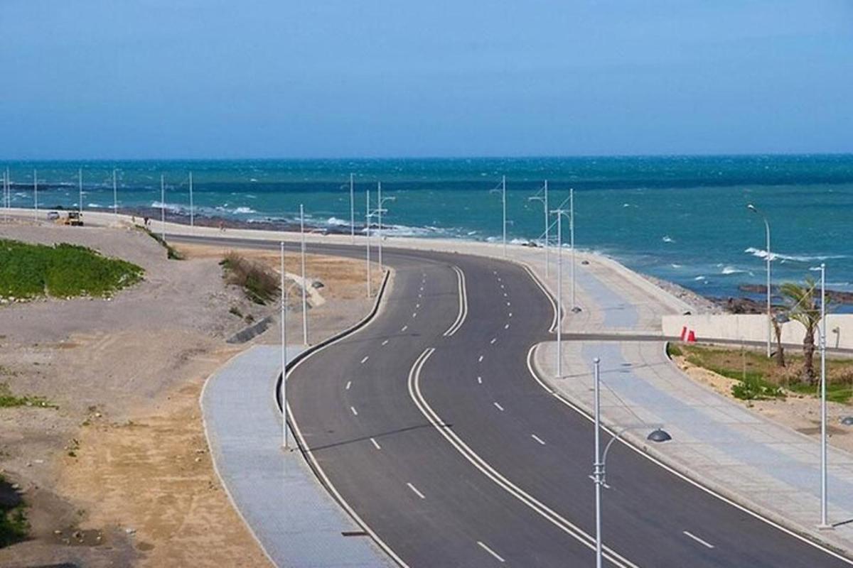 una strada vuota vicino all'oceano vicino all'oceano
