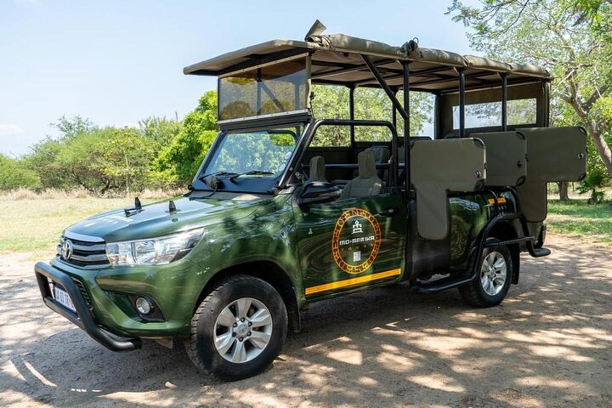 Un jeep verde con una cubierta.