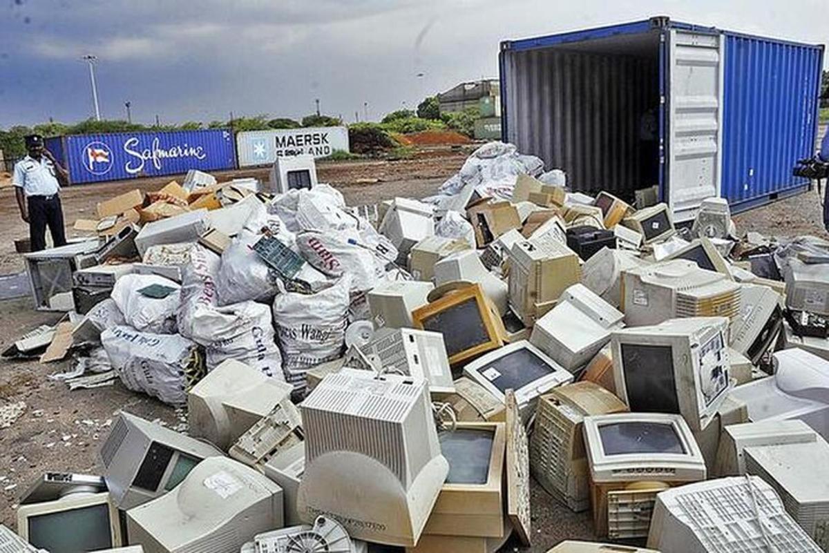 μια στοίβα από οθόνες και τηλεοράσεις στο έδαφος