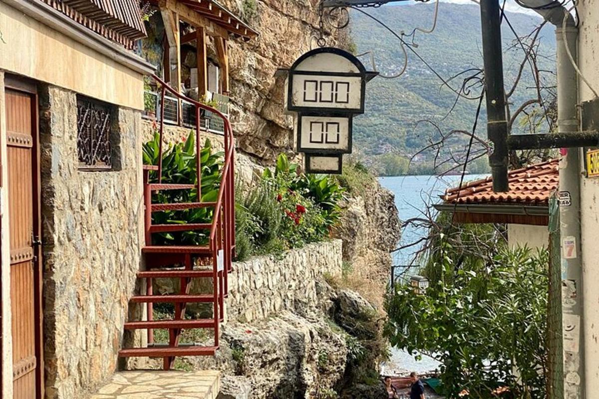 kamenná budova s červeným schodištěm a oknem