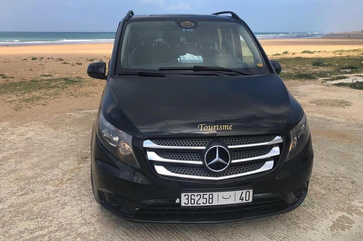 un'auto Mercedes Benz nera parcheggiata sulla spiaggia