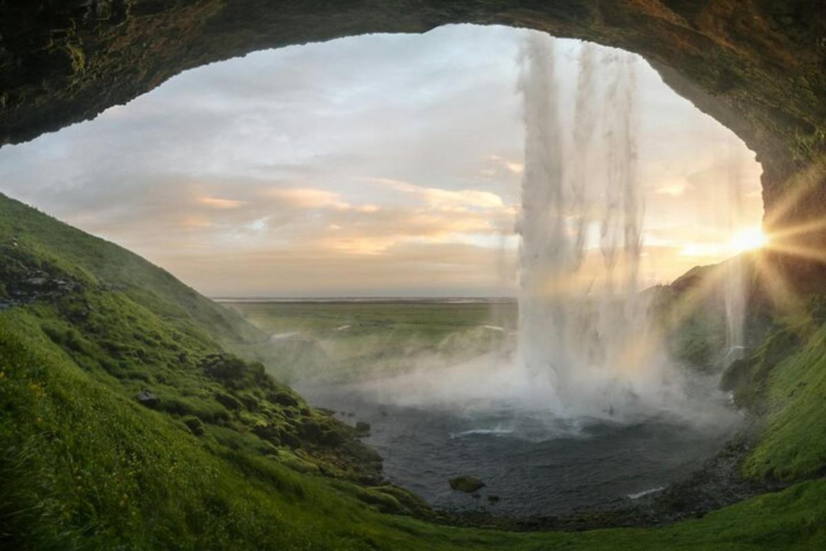 Blick auf einen Wasserfall aus einer Höhle