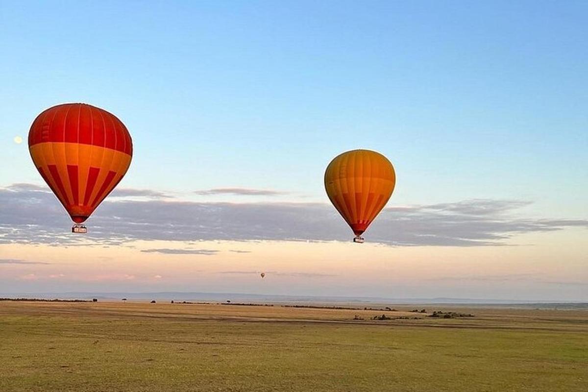 két hőlégballon repül egy mező felett