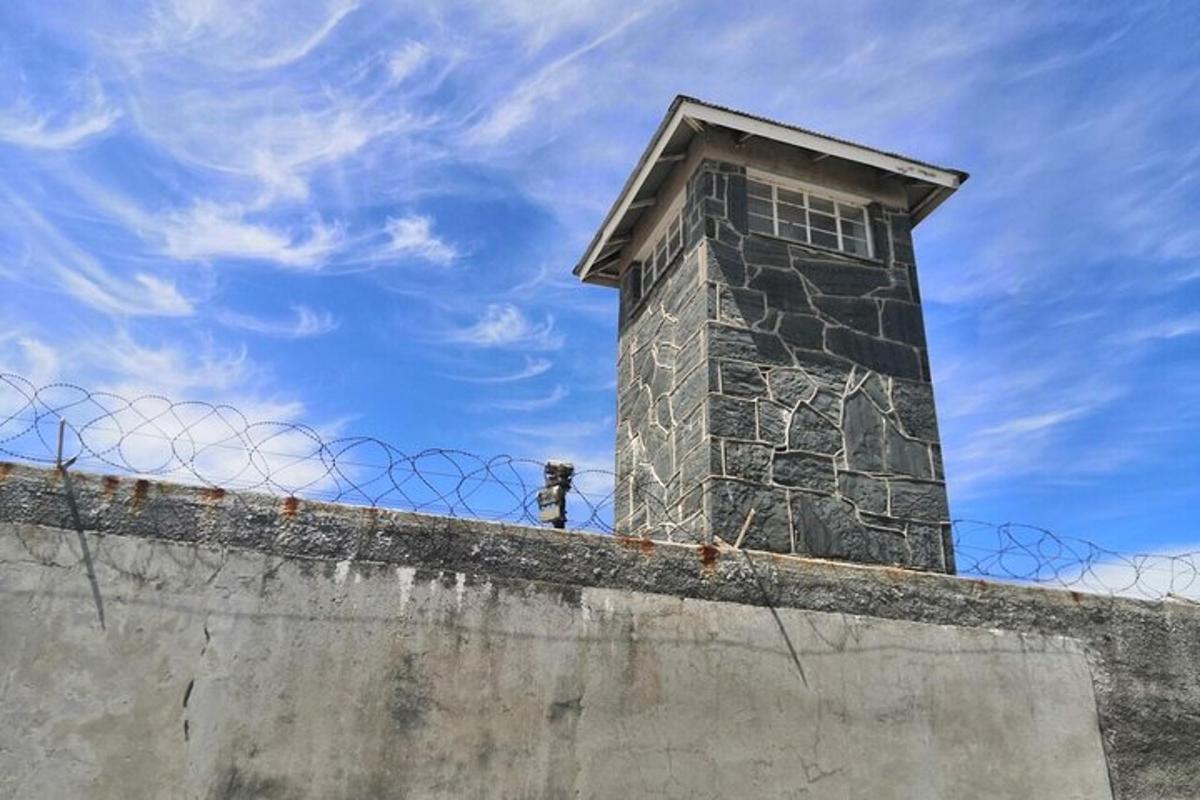 uma torre no topo de um muro com uma cerca