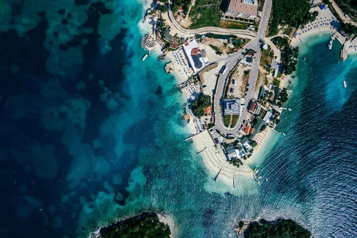 zračni pogled na otok v oceanu