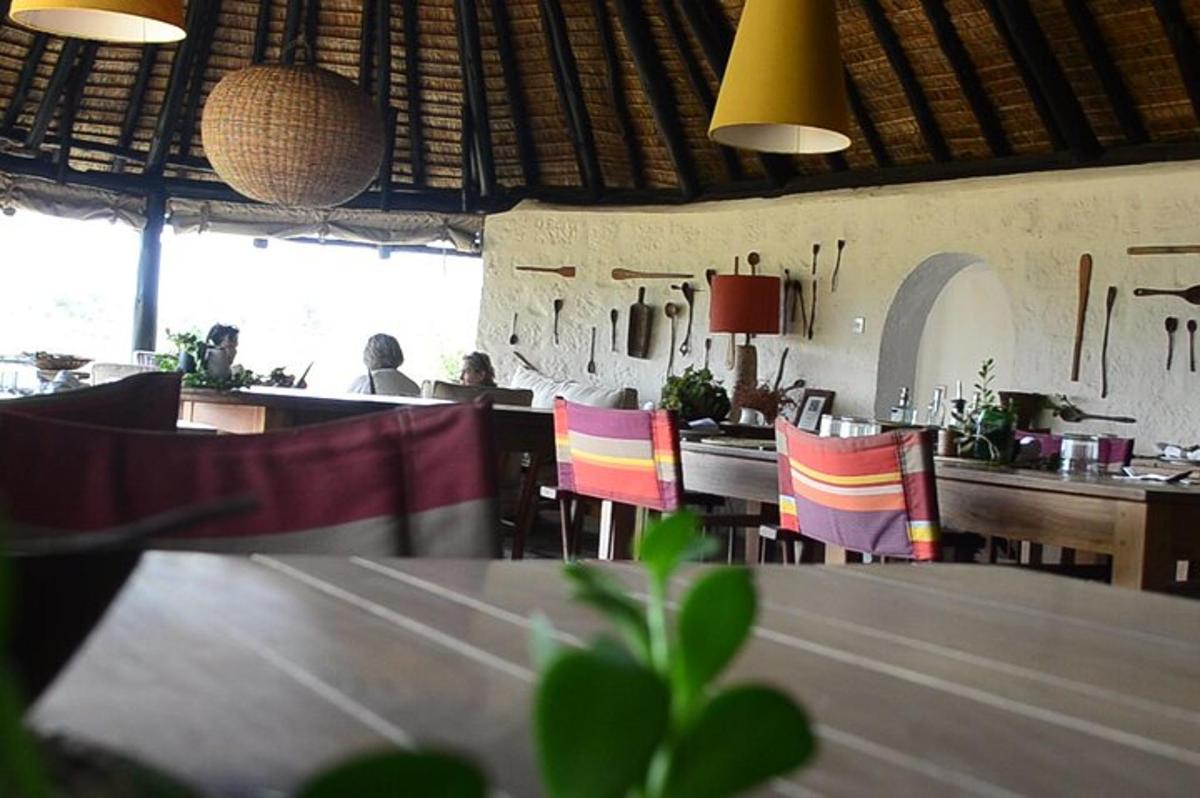 ein Restaurant mit Tischen und Stühlen und Menschen im Hintergrund