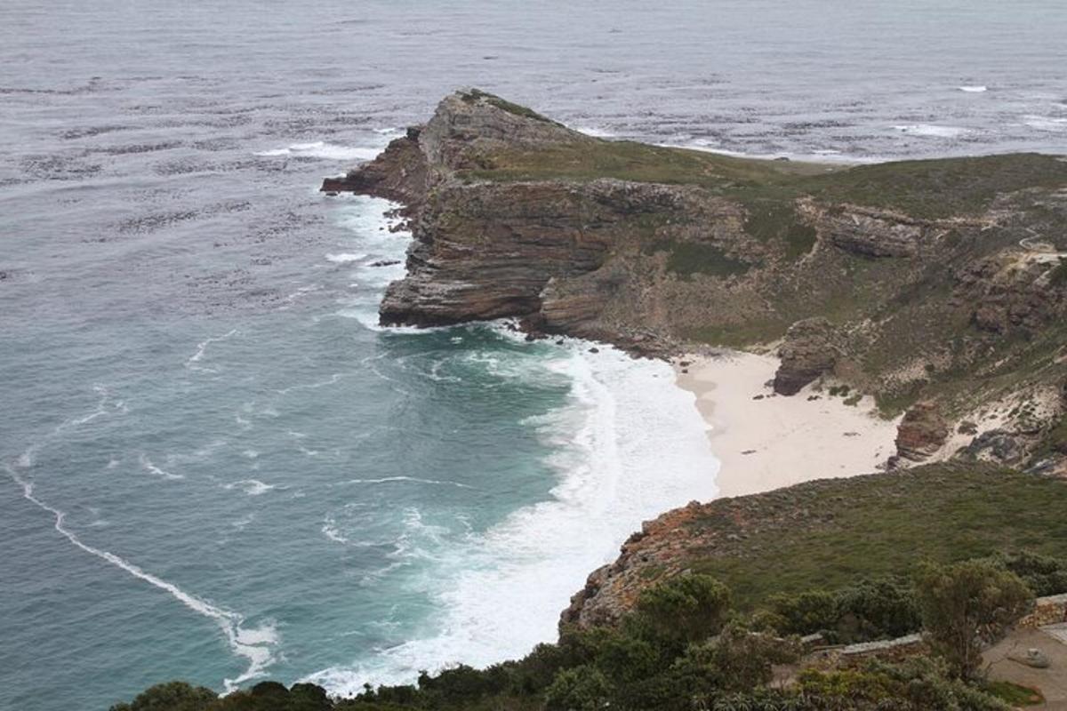 una vista aerea dell'oceano e di una spiaggia