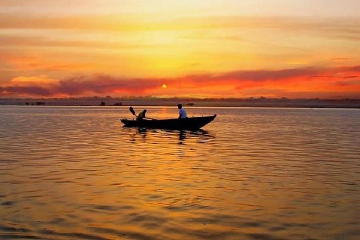 due persone su una barca sull'acqua al tramonto