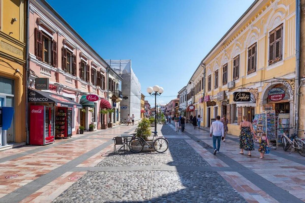 skupina lidí jdoucích po ulici s budovami