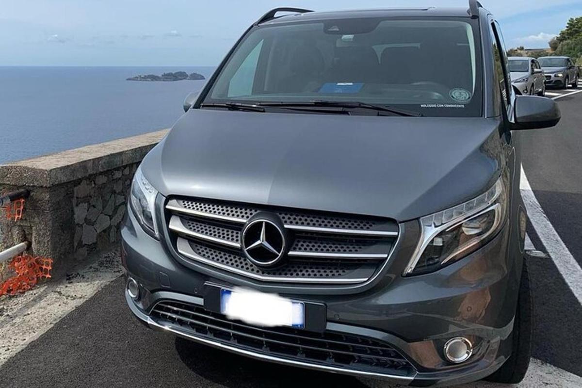 auto pargitud ookeani lähedal asuvasse parklasse