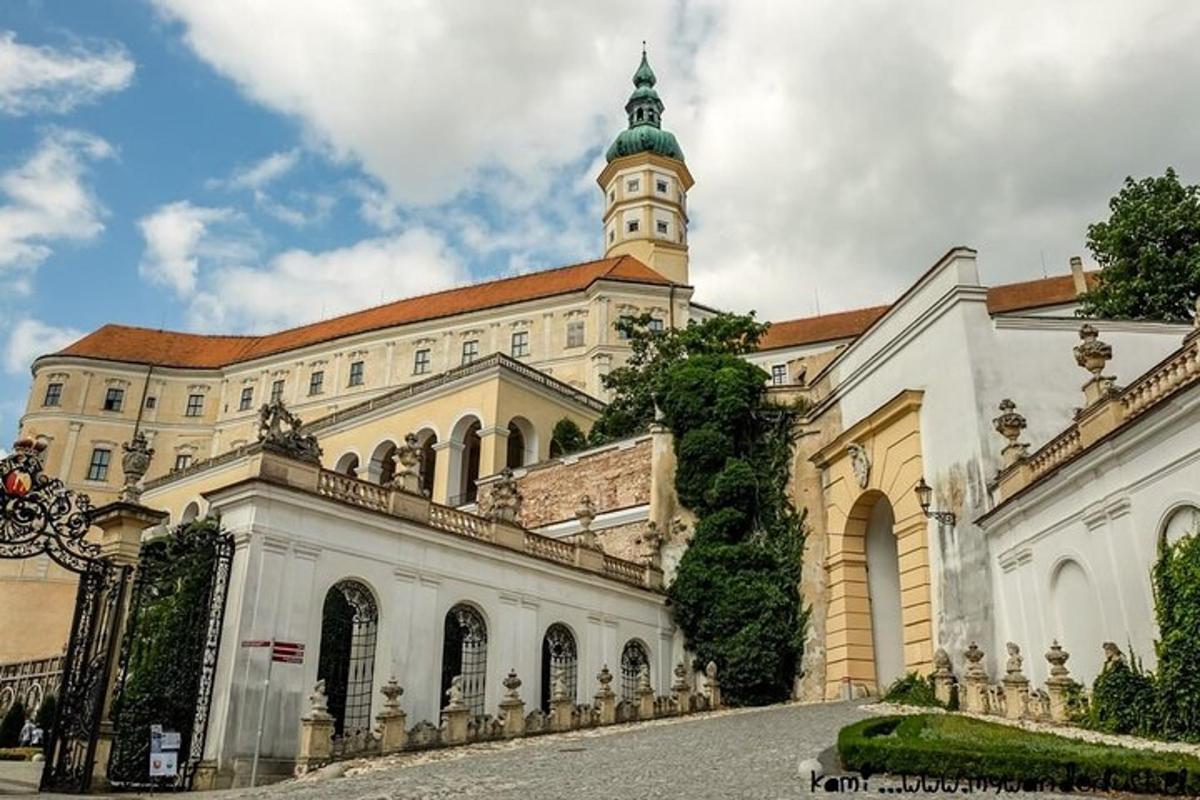 budova s hodinovou věží na vrcholu