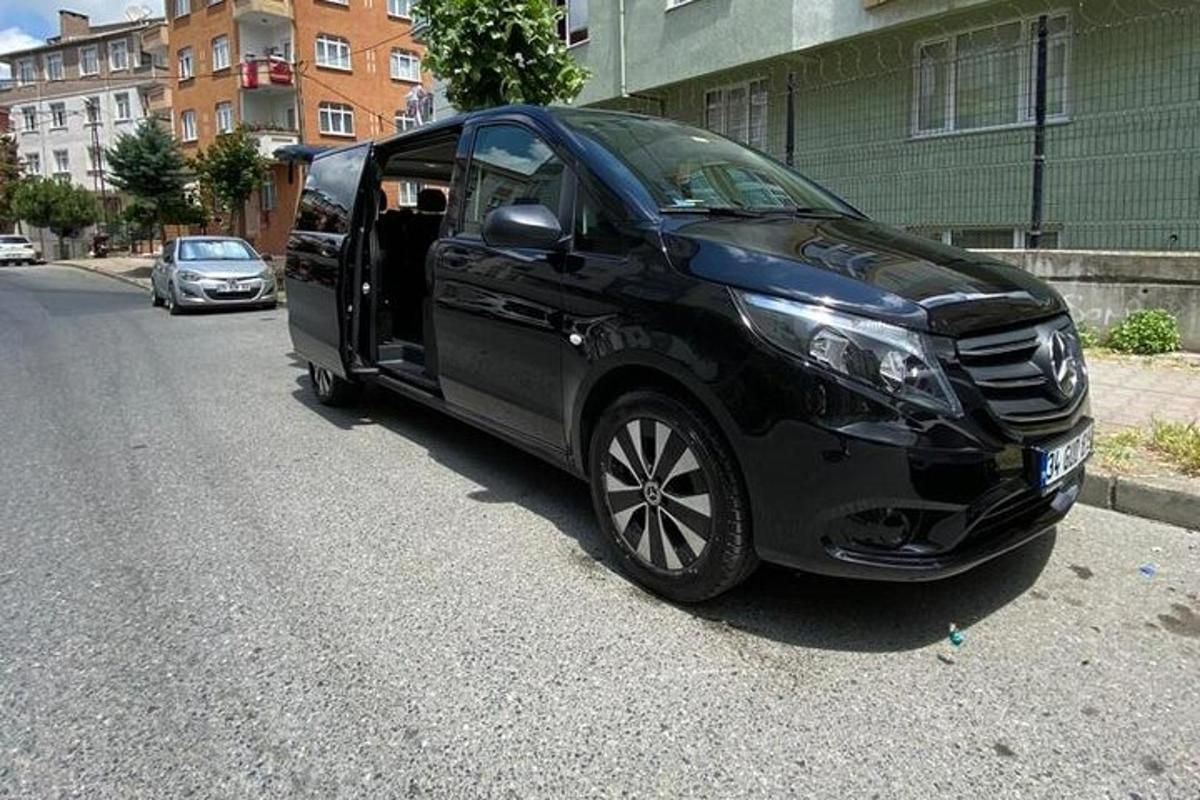 ένα μαύρο βαν παρκαρισμένο στην άκρη ενός δρόμου