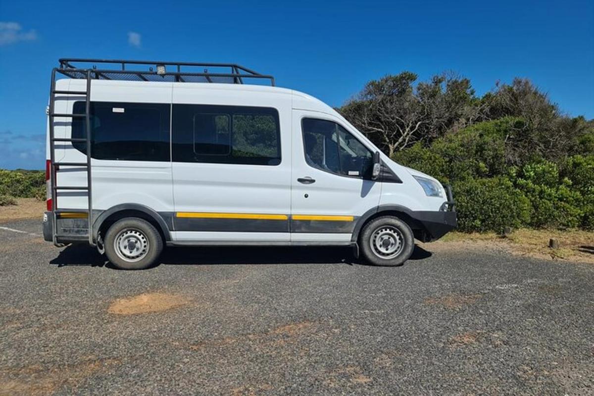 uma van branca estacionada em um estacionamento