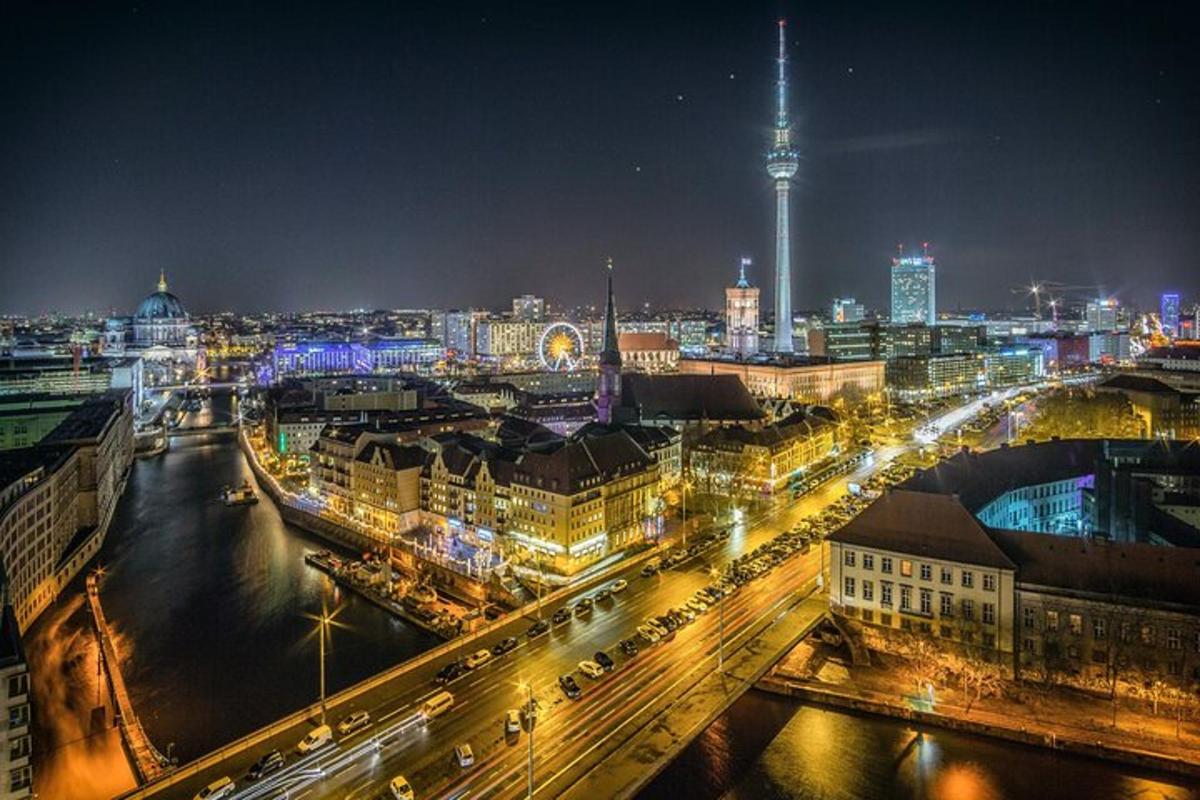 město osvětlené v noci s dopravou na ulici