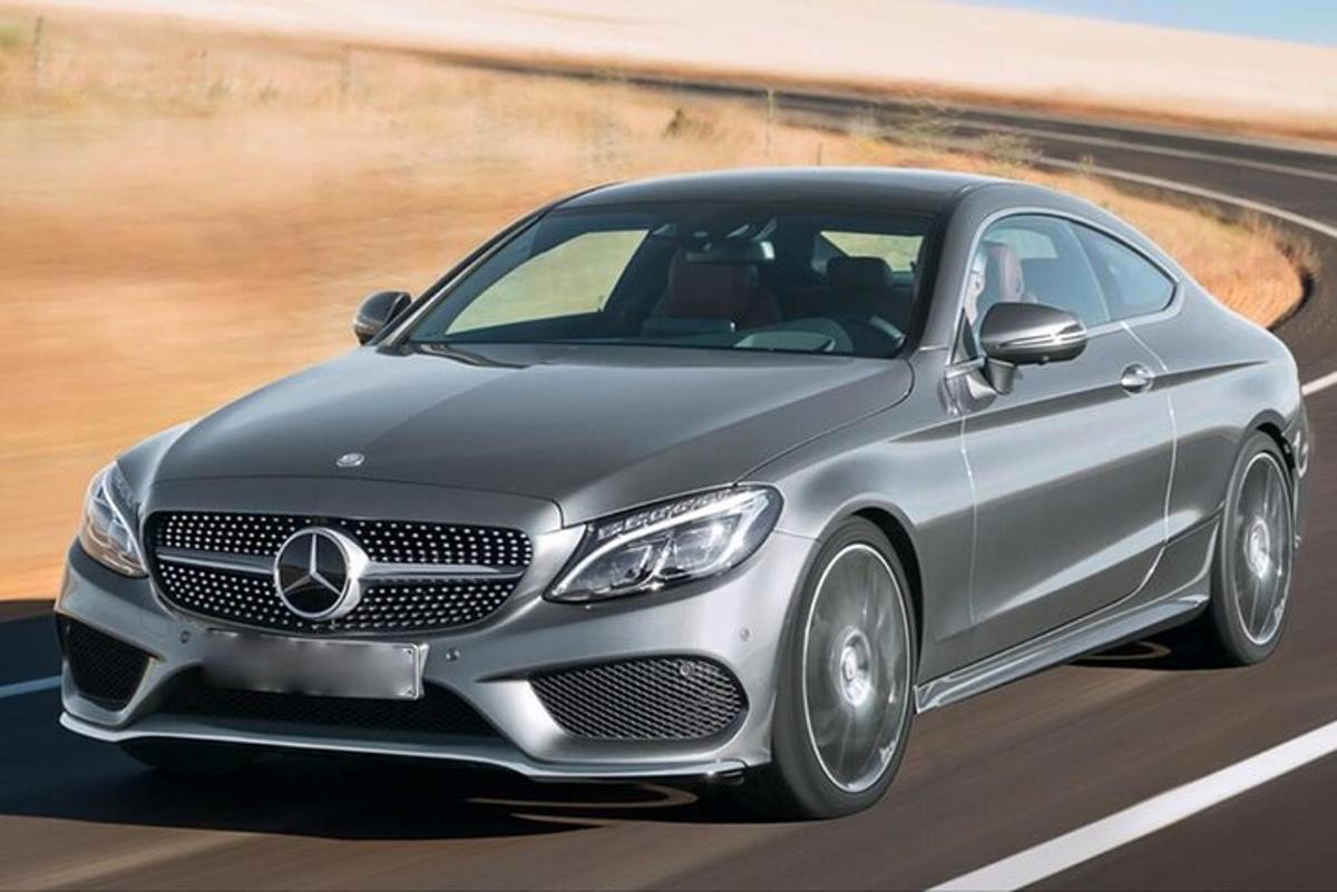 stříbrný vůz Mercedes Benz jedoucí po silnici