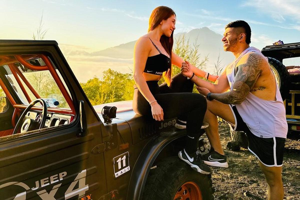 muž a žena sedící na zadní straně nákladního auta