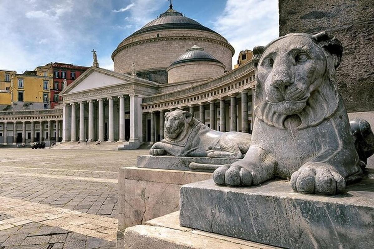 ένα άγαλμα ενός λιονταριού μπροστά από ένα κτίριο
