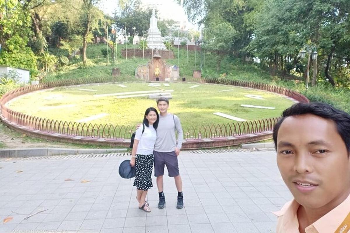 Un hombre y una mujer de pie frente a una fuente.