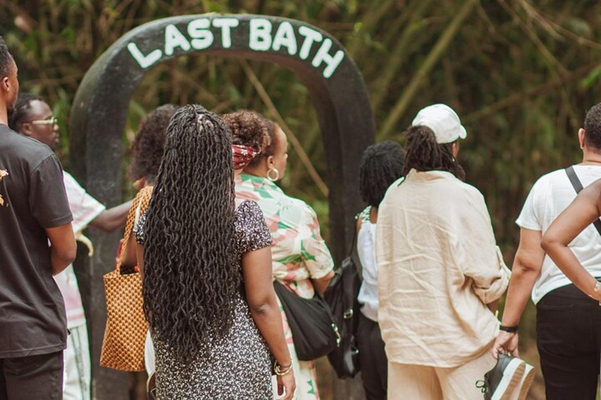eine Gruppe von Menschen steht vor einem Schild mit der Aufschrift „Last Bath“