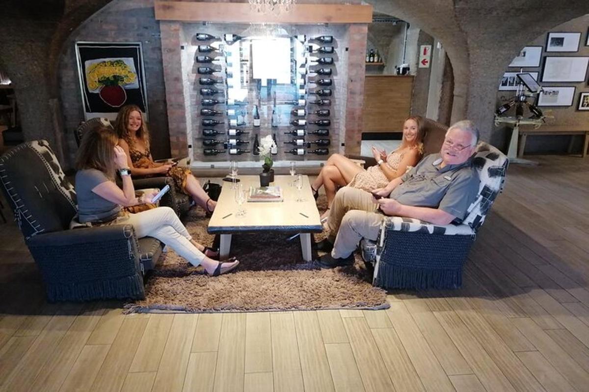 μια ομάδα ανθρώπων που κάθονται σε καρέκλες σε ένα δωμάτιο