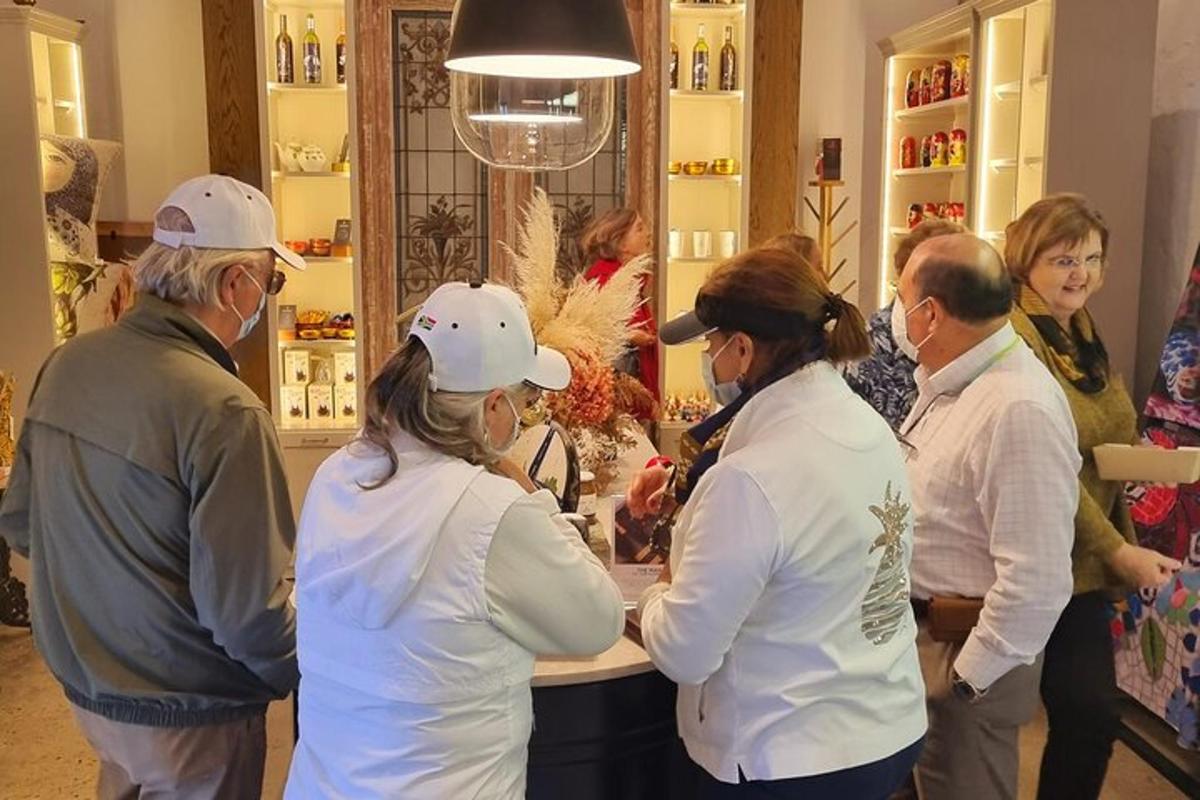 skupina ljudi, ki stojijo okoli pulta v trgovini
