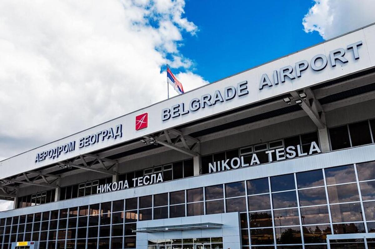 budova s cedulí nahoře