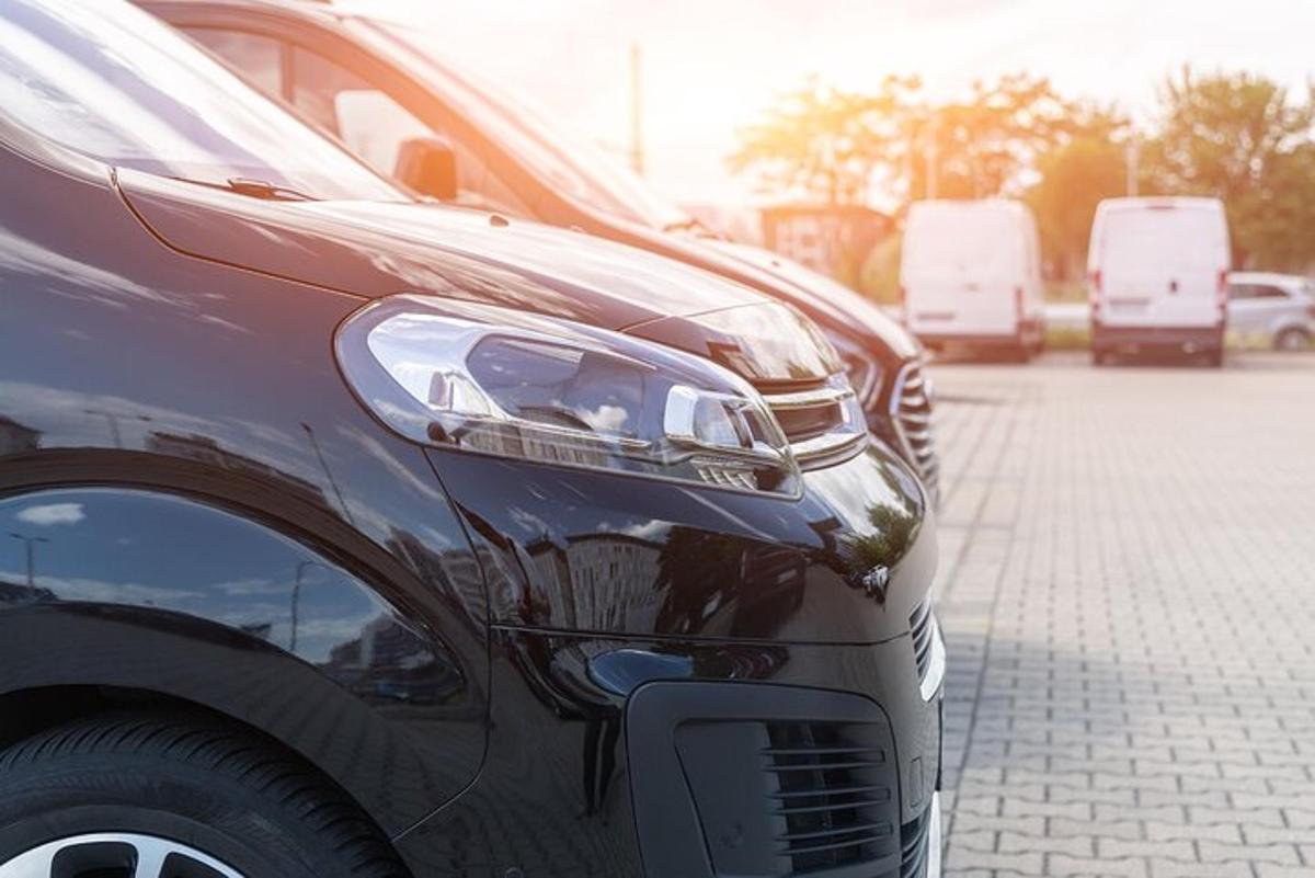két autó parkolt egymás mellett egy parkolóban