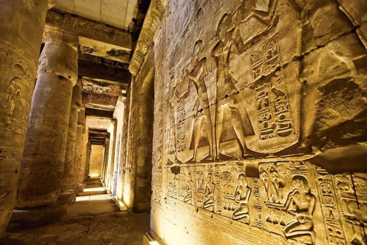 un muro di pietra con geroglifici sopra in un edificio