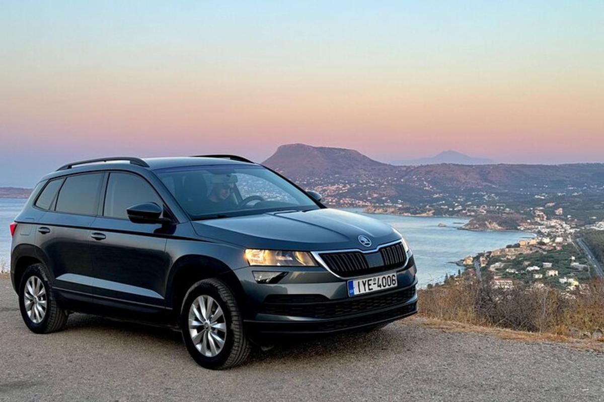 um SUV preto estacionado na encosta de uma montanha