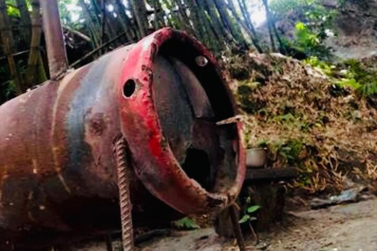 an old rusted object is sitting on the ground
