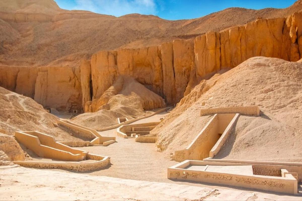 Una vista de un desierto con arena y rocas.