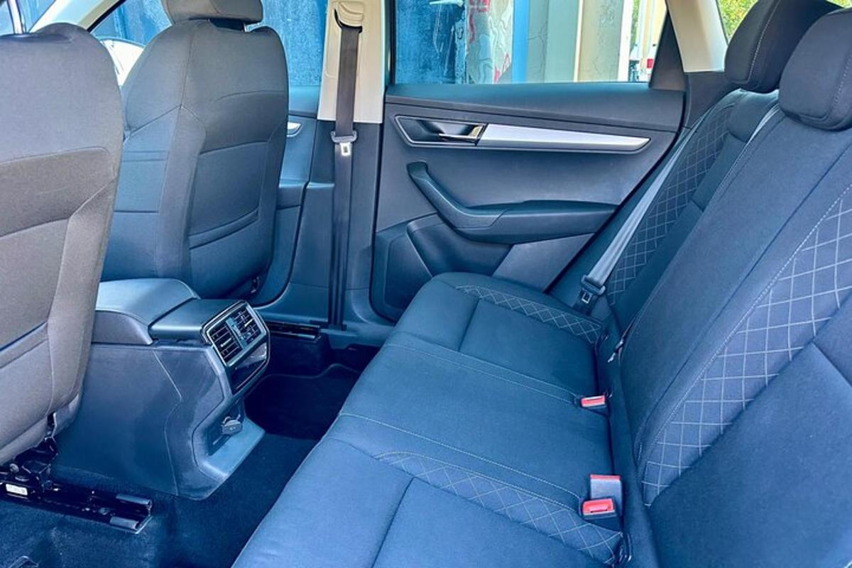 um banco traseiro de um carro com os bancos abaixados