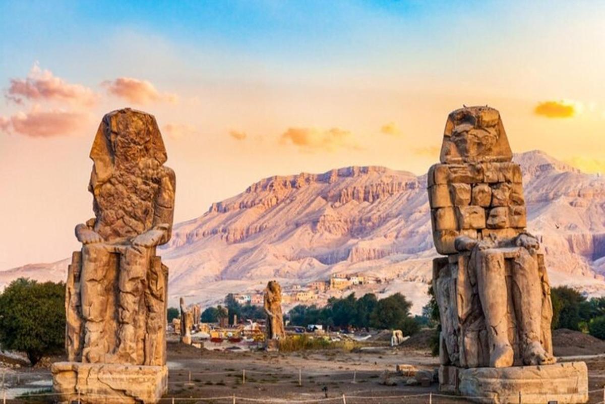 μια ομάδα αγαλμάτων μπροστά σε ένα βουνό