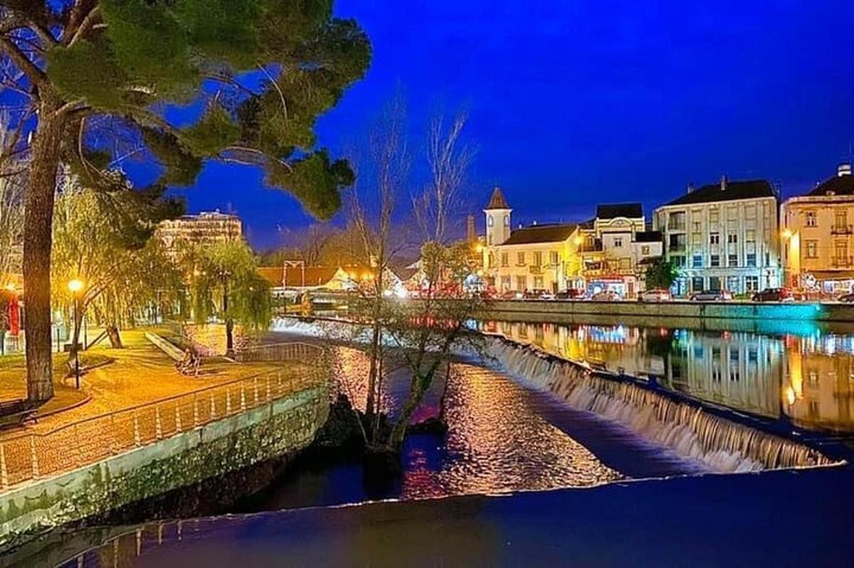 Ένα ποτάμι με κτίρια και μια πόλη τη νύχτα