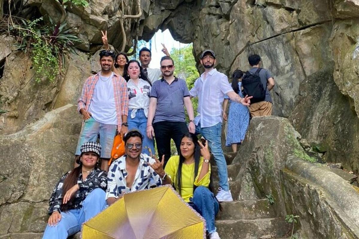 un gruppo di persone in posa per una foto in una grotta