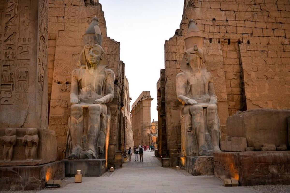 古代の建物にある2つの大きな人物像