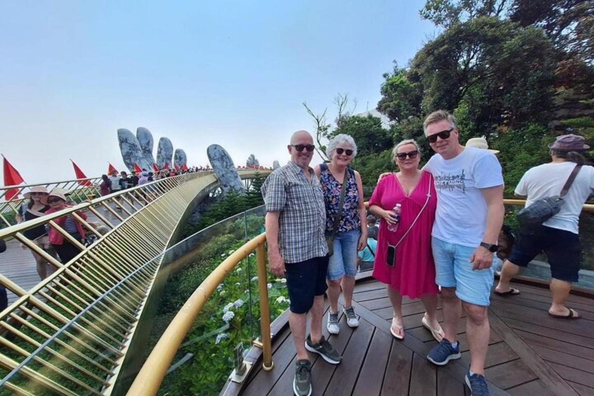 un gruppo di persone in piedi su un ponte