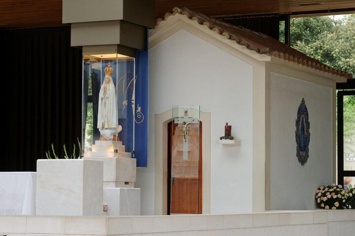 una iglesia con una estatua de una mujer en una ventana