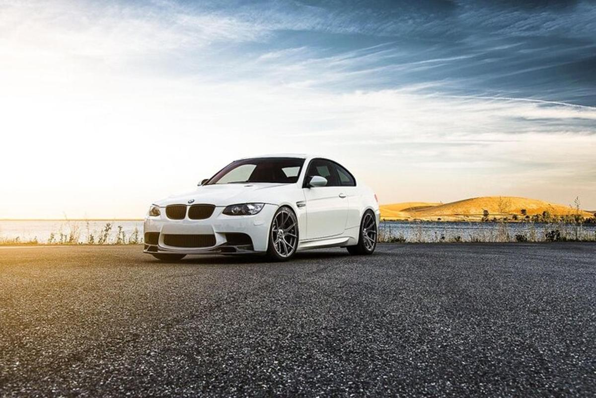 Hvítur BMW bíll lagður á veginum