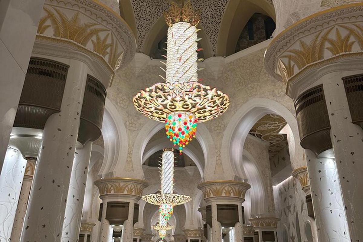 dva veľké lustre visiace zo stropu budovy