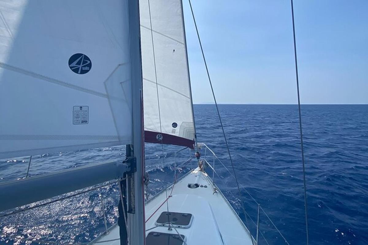 una vela en un barco en el océano