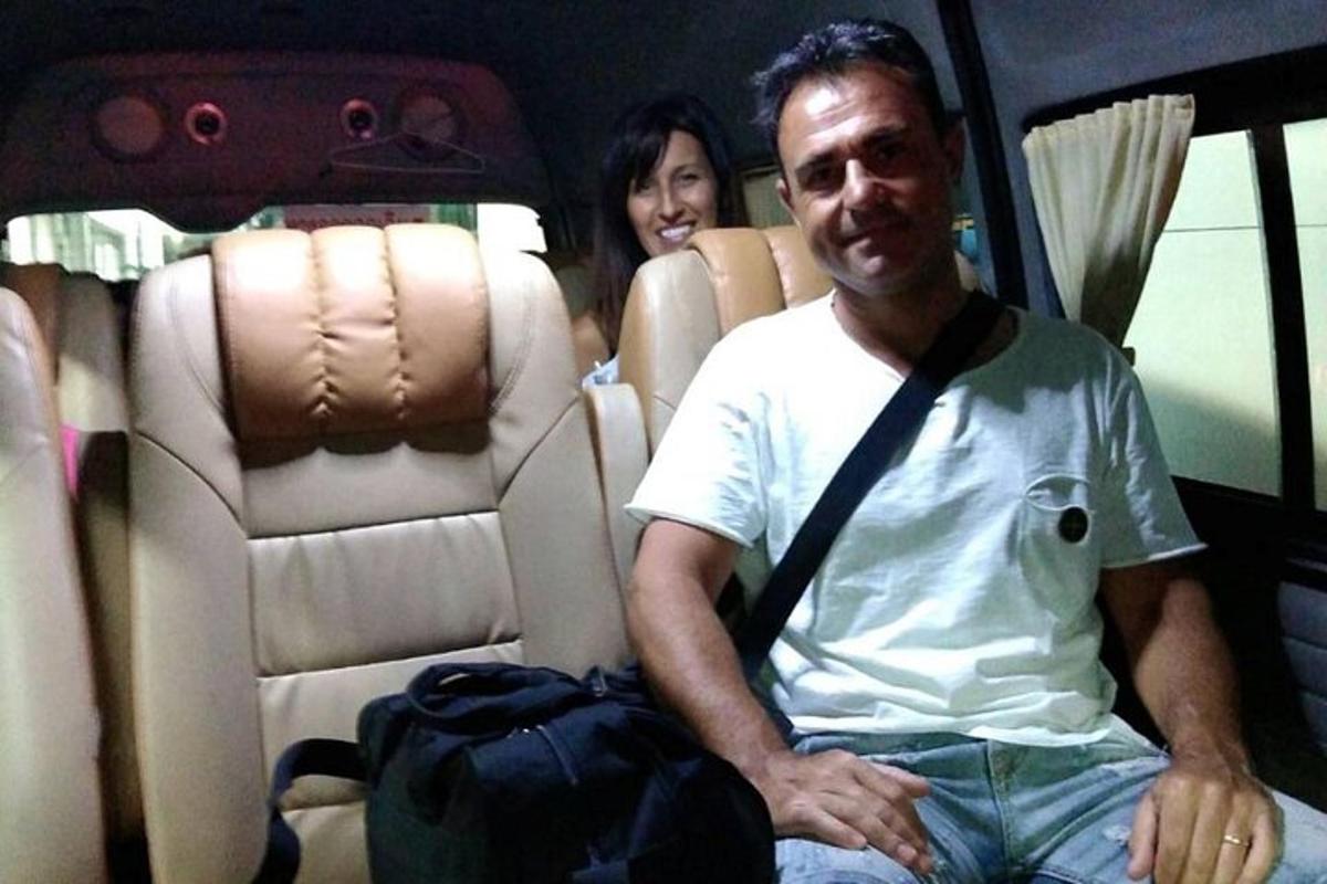 um homem sentado no banco de trás de um carro