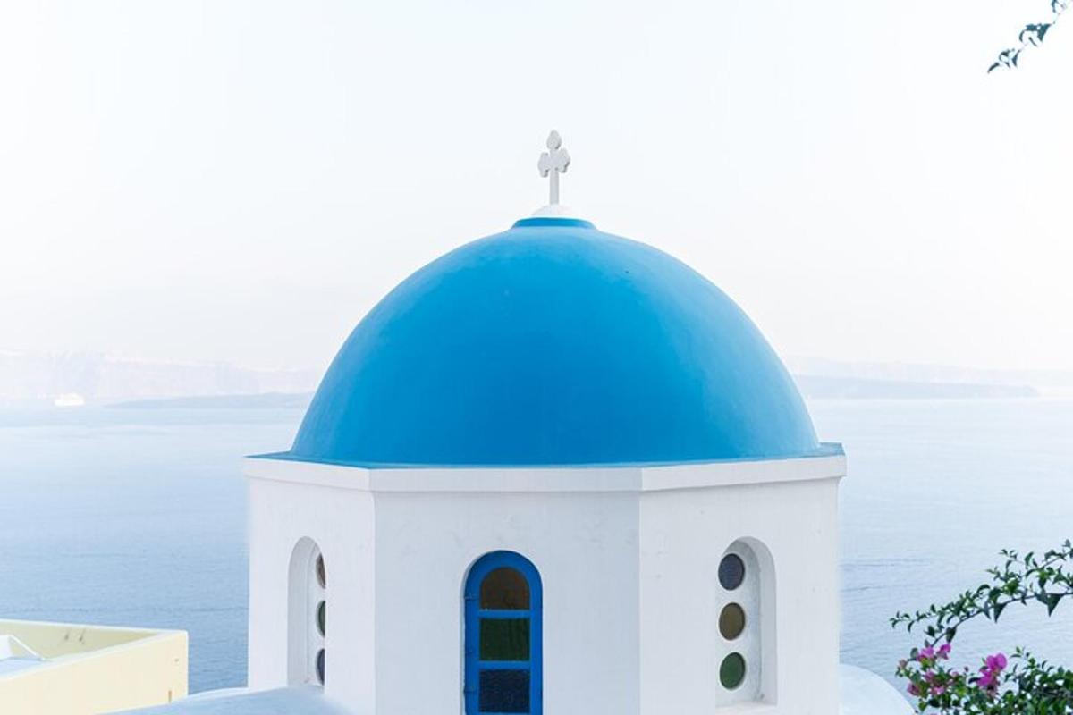 sebuah gereja dengan kubah biru di atas air