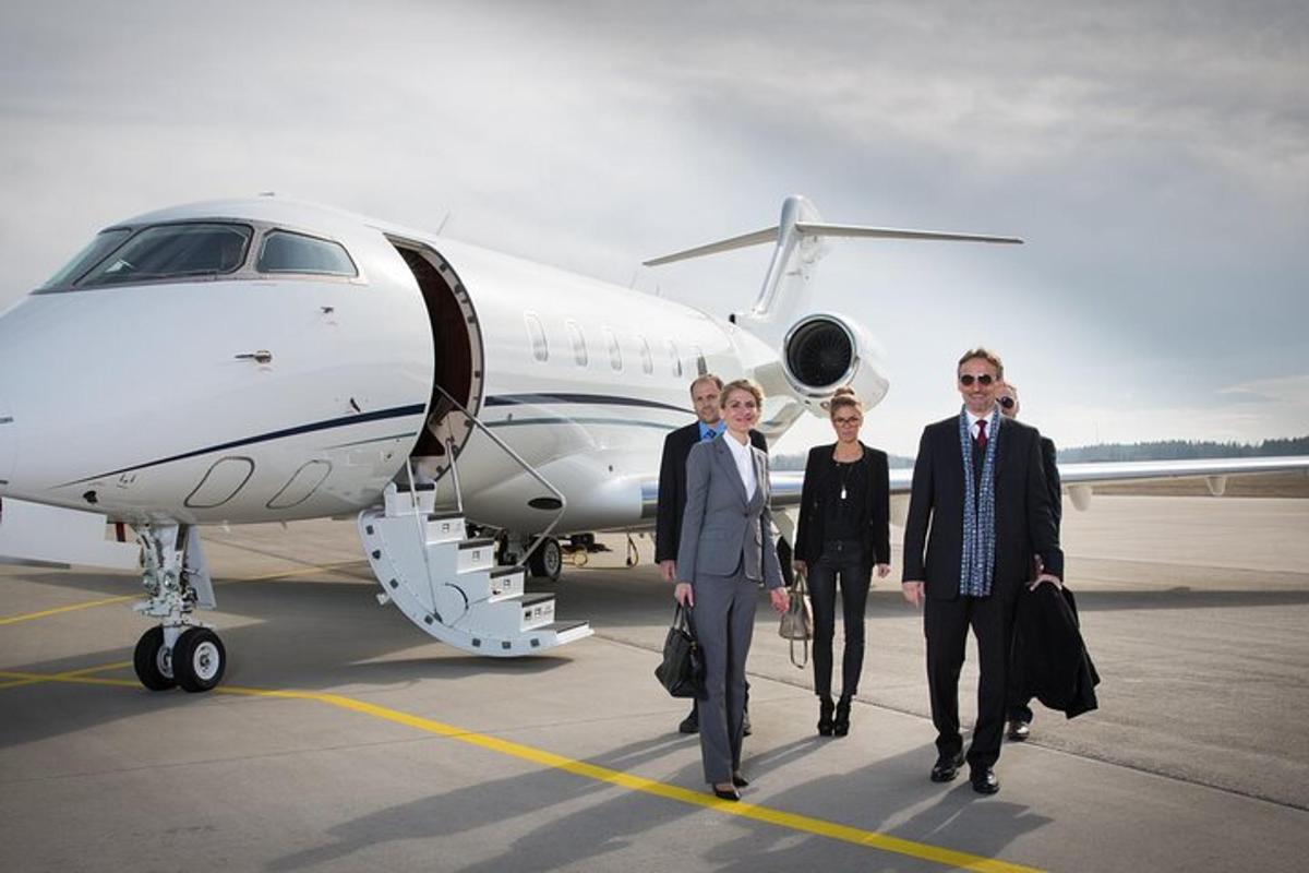 un gruppo di persone che cammina verso un aereo