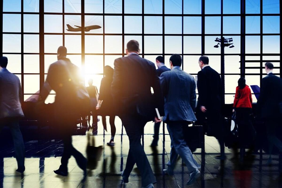 un gruppo di persone che camminano intorno a un aeroporto