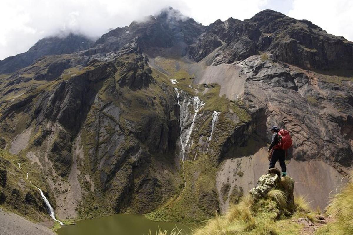 ein Mann, der auf einem Berggipfel steht