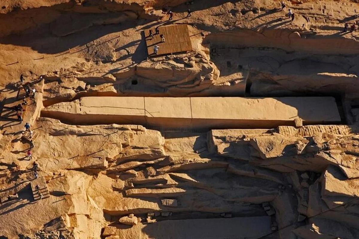 un muro di pietra in una scogliera con