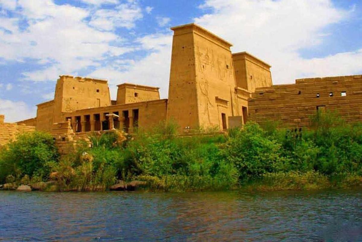 un vecchio edificio accanto a uno specchio d'acqua