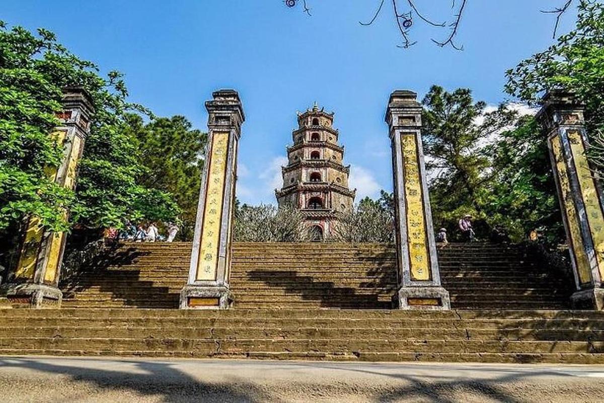 một cầu thang lớn với một tòa tháp ở phía sau