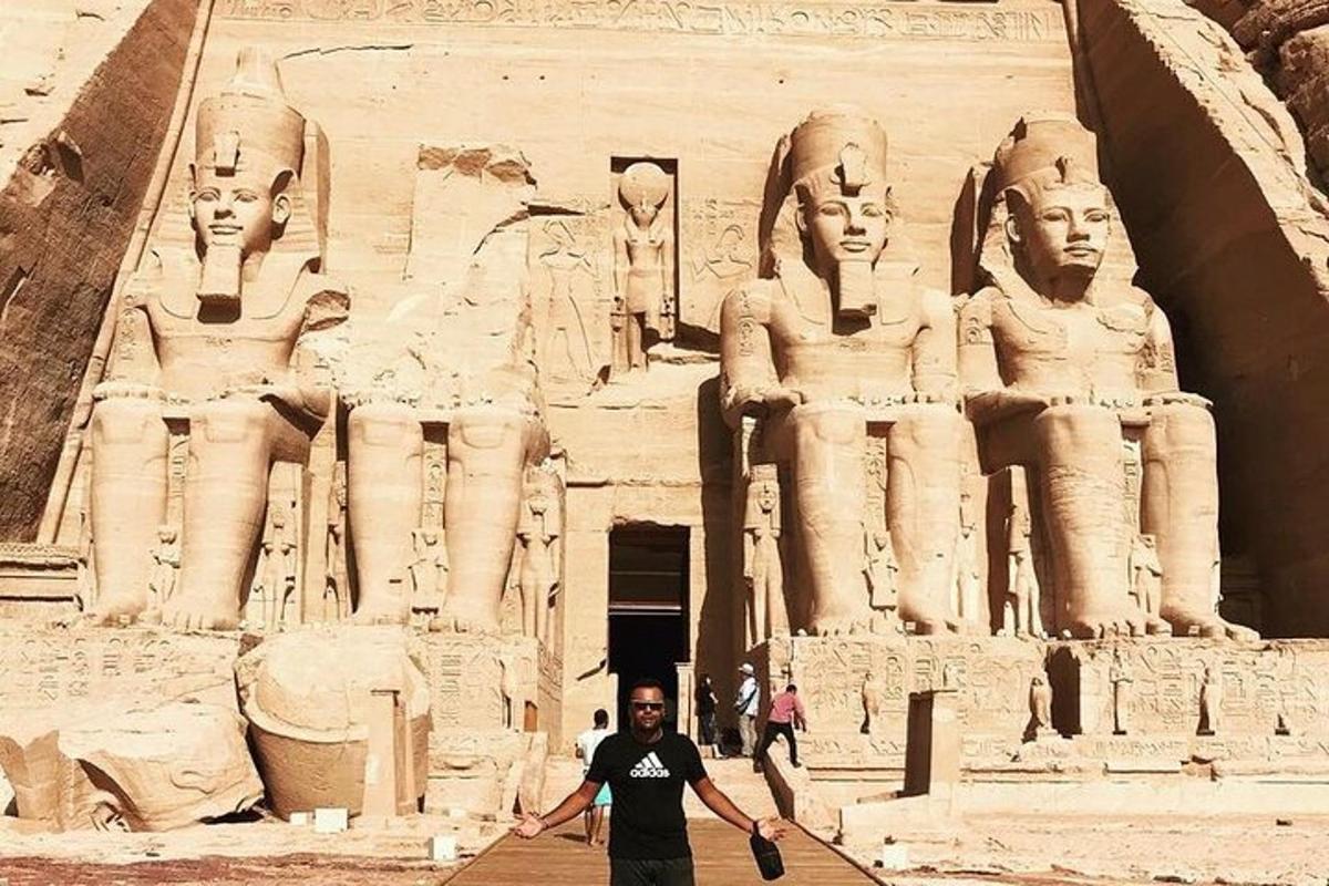 un uomo è in piedi davanti ad un araohuments